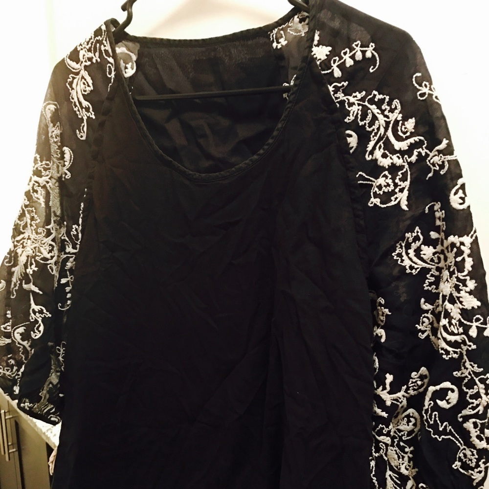Linen blouse with embroidered sleeves